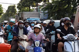 Các phương tiện tăng cao đoạn giao Quốc lộ 22 với đường Nguyễn Ảnh Thủ, phường Tân Thới Hiệp. (Ảnh: Hồng Đạt/TTXVN)