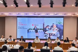 12 đại diện thanh niên đến từ Trung Quốc và Việt Nam chia sẻ kinh nghiệm học tập và kinh nghiệm làm việc thực tiễn tại hội thảo. (Ảnh: TTXVN phát)