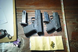 Súng quân dụng được thu giữ trong một vụ án. (Ảnh minh họa: TTXVN phát)