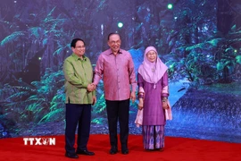 Thủ tướng Malaysia Anwar Ibrahim, Chủ tịch ASEAN 2025 và Phu nhân đón Thủ tướng Phạm Minh Chính. (Ảnh: Dương Giang/TTXVN)