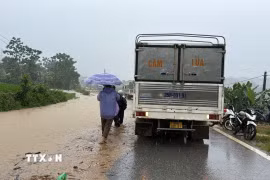 Các phương tiện không thể lưu thông tại đoạn Km 354 trên Quốc lộ 32, xã Mường Than, Lai Châu. (Ảnh: TTXVN phát)