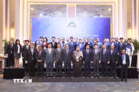 Đồng chí Lê Hoài Trung, Ủy viên Bộ Chính trị, Bộ trưởng Bộ Ngoại giao với các đại biểu dự Tọa đàm “Vai trò của các chính đảng trong việc xây dựng Cộng đồng ASEAN”. (Ảnh: An Đăng/TTXVN)