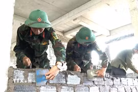 Việc tham gia hỗ trợ xây dựng các trường học thể hiện trách nhiệm, tình cảm của lực lượng vũ trang đối với đồng bào vùng biên giới. (Ảnh: Võ Dung/TTXVN)