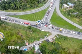 Nút giao thông bị ùn ứ sau vụ va chạm liên hoàn trên cao tốc Thành phố Hồ Chí Minh-Trung Lương. (Ảnh: TTXVN phát)