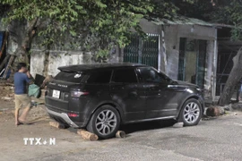 Người dân chặn xe gây tai nạn để chờ cơ quan Công an xử lý. (Ảnh: TTXVN phát)