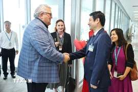 Thứ trưởng Bộ Ngoại giao Lê Anh Tuấn đón Chủ tịch Quốc hội New Zealand Gerry Brownlee tại sân bay Quốc tế Nội Bài.(Ảnh: Minh Đức/TTXVN)