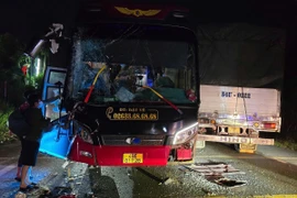 Vụ va chạm khiến 2 phương tiện hư hỏng nặng, rất may không có hành khách nào bị thương. Tài xế xe tải bị thương nhẹ. (Ảnh: TTXVN phát)