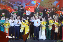 Tổng Bí thư Tô Lâm và các đồng chí lãnh đạo, nguyên lãnh đạo Đảng, Nhà nước dự chương trình nghệ thuật "Đảng trong Mùa xuân Đại thắng". (Ảnh: Thống Nhất/TTXVN)