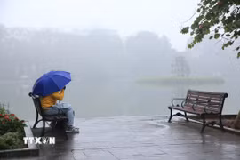 Sương mù từ sáng sớm ở khu vực hồ Hoàn Kiếm. (Ảnh: Nguyễn Hoa/TTXVN phát)
