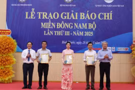 Đại diện nhóm tác giả TTXVN nhận giải B Giải báo chí miền Đông Nam Bộ lần thứ III, năm 2025. (Ảnh: Nhật Bình/TTXVN)