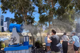 Người dân di chuyển trên đường phố tại Melbourne, Australia, ngày 7/1/2026. (Ảnh: THX/TTXVN)