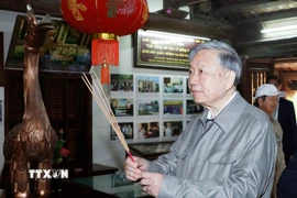Tổng Bí thư Tô Lâm dâng hương tại Khu lưu niệm đồng chí Tô Hiệu, tỉnh Hưng Yên. (Ảnh: Thống Nhất/TTXVN)