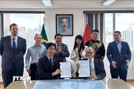 Lễ ký kết Biên bản ghi nhớ (MOU) giữa Phòng Thương mại Brazil-Việt Nam (BVC) và Phòng Thương mại và Công nghiệp Brazil-Việt Nam bang Espírito Santo (CCBV-ES) tại Sao Paulo ngày 7/2. (Ảnh: Đại sứ quán cung cấp)