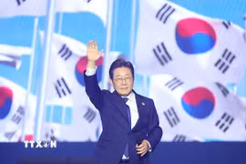 Ông Lee Jae-myung sau khi đắc cử vị trí ứng viên Tổng thống của đảng Dân chủ, tại thành phố Goyang, phía Bắc Seoul, ngày 27/4/2025. (Ảnh: YONHAP/TTXVN)