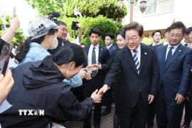 Tân Tổng thống Hàn Quốc Lee Jae-myung chào người dân khi rời nhà riêng ở Incheon để tới lễ nhậm chức, ngày 4/6/2025. (Ảnh: Yonhap/TTXVN)