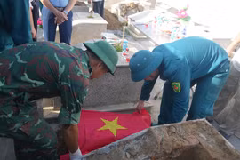Bộ Chỉ huy Quân sự tỉnh Thanh Hóa đã tổ chức lấy mẫu tại 9/25 nghĩa trang liệt sỹ trên địa bàn tỉnh; khai quật 457/2.955 mộ chưa xác định được thông tin; trong đó đủ điều kiện lấy mẫu: 355 mẫu; không đủ điều kiện lấy mẫu: 122 mộ. (Ảnh: Khiếu Tư/TTXVN)