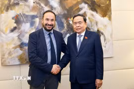 Chủ tịch Quốc hội Trần Thanh Mẫn gặp Tổng Bí thư Đảng Tái lập Cộng sản Italy Maurizio Acerbo. (Ảnh: Doãn Tấn/TTXVN)