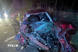 Xe ôtô con biến dạng sau va chạm. (Ảnh: TTXVN phát)