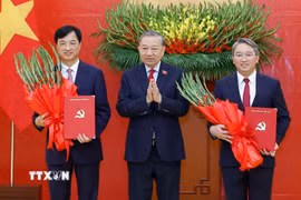 Tổng Bí thư, Chủ tịch nước Tô Lâm trao Quyết định của Bộ Chính trị và tặng hoa chúc mừng Trưởng ban Tổ chức Trung ương Nguyễn Duy Ngọc và Chánh Văn phòng Trung ương Đảng Nguyễn Hải Ninh. (Ảnh: Thống Nhất/TTXVN)