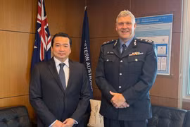 Ảnh minh họa: Tổng Lãnh sự Phạm Hải Anh và Giám đốc Cảnh sát bang Tây Australia Col Blanch. (Ảnh: Tổng lãnh sự Việt Nam tại Perth cung cấp)