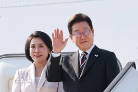 Tổng thống Hàn Quốc Lee Jae Myung và Đệ nhất phu nhân Kim Hea Kyung lên máy bay tại sân bay quốc tế Haneda ở Tokyo để khởi hành sang Mỹ sau khi kết thúc chuyến thăm Nhật Bản, ngày 24/8/2025. (Ảnh: Yonhap/TTXVN)