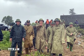 Phó Phó Thủ tướng Trần Hồng Hà cùng đoàn công tác kiểm tra công tác gia cố tuyến đê Hội Thống, xã Đan Hải, tỉnh Hà Tĩnh. (Ảnh: TTXVN phát)