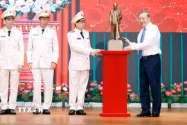 Tổng Bí thư, Chủ tịch nước Tô Lâm trao tặng bức tượng Chủ tịch Hồ Chí Minh cho Trung tâm Kỹ thuật nghiệp vụ (Bộ Công an).