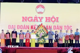 Tổng Bí thư Tô Lâm tặng quà cho các gia đình tiêu biểu. (Ảnh: Thống Nhất/TTXVN)