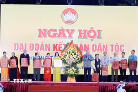 Tổng Bí thư Tô Lâm tặng quà cho các gia đình tiêu biểu. (Ảnh: Thống Nhất/TTXVN)