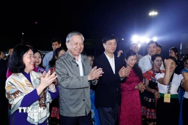 Tổng Bí thư Tô Lâm với nhân dân phường Thượng Cát, thành phố Hà Nội. (Ảnh: Thống Nhất/TTXVN)