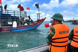Đồn Biên phòng Thanh Lân (Ban Chỉ huy Bộ đội Biên phòng Quảng Ninh) kêu gọi ngư dân đưa tàu thuyền vào nơi tránh trú an toàn. (Ảnh: TTXVN phát)