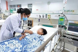 Các bác sỹ Bệnh viện Nhi đồng 2 Thành phố Hồ Chí Minh đang theo dõi, điều trị cho nạn nhân là trẻ em trong vụ tai nạn xảy ra trên cao tốc Vĩnh Hảo-Phan Thiết. (Ảnh: TTXVN phát)
