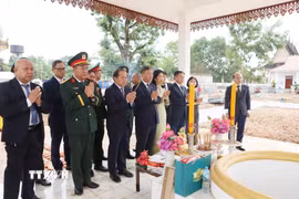 Đại sứ Việt Nam tại Lào Nguyễn Minh Tâm và Thường vụ Tỉnh ủy Vientiane Lammay Koutlavong cùng các đại biểu thắp hương cầu trước anh linh các Anh hùng liệt sỹ. (Ảnh: Xuân Tú/TTXVN)