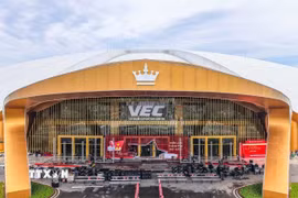 Cửa vào chính của Trung tâm Triển lãm Việt Nam (Đông Anh, Hà Nội) đang được trang hoàng rực rỡ, sẵn sàng cho ngày khánh thành 19/8/2025. Ảnh: Hoàng Hiếu - TTXVN