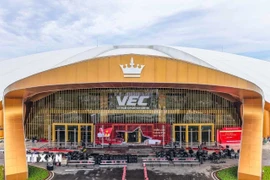 Cửa vào chính của Trung tâm Triển lãm Việt Nam (Đông Anh, Hà Nội) đang được trang hoàng rực rỡ, sẵn sàng cho ngày khánh thành 19/8/2025. Ảnh: Hoàng Hiếu - TTXVN