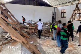 Ngôi nhà bị hư hại sau trận động đất tại Poso, Trung Sulawesi, Indonesia hồi năm ngoái. (Ảnh: THX/TTXVN)
