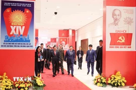 Thường trực Ban Bí thư Trần Cẩm Tú kiểm tra khu vực Trung tâm hội nghị. (Ảnh: An Đăng/TTXVN)