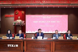 Bí thư Thành ủy Hà Nội Nguyễn Duy Ngọc và các đồng chí Thường trực Thành ủy chủ trì hội nghị. (Ảnh: Văn Điệp/TTXVN)