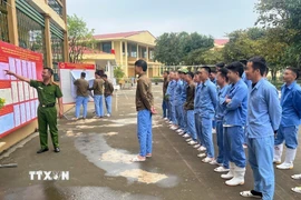 Cơ sở cai nghiện ma túy số 1 tỉnh Thanh Hóa (xã Trung Chính) phối hợp chặt chẽ với các Tổ bầu cử trên địa bàn thực hiện các bước chuẩn bị cho ngày bầu cử đúng quy trình, quy định của pháp luật. (Ảnh: TTXVN phát)