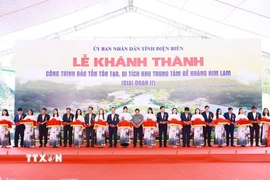 Thủ tướng Phạm Minh Chính và các đại biểu cắt băng khánh thành công trình bảo tồn, tôn tạo di tích Khu trung tâm đề kháng Him Lam (giai đoạn II). (Ảnh: Dương Giang/TTXVN)