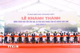 Thủ tướng Phạm Minh Chính và các đại biểu cắt băng khánh thành công trình bảo tồn, tôn tạo di tích Khu trung tâm đề kháng Him Lam (giai đoạn II). (Ảnh: Dương Giang/TTXVN)