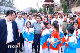 Thủ tướng Phạm Minh Chính với học sinh tỉnh Điện Biên dự Lễ khánh thành công trình bảo tồn, tôn tạo di tích Khu trung tâm đề kháng Him Lam (giai đoạn II). (Ảnh: Dương Giang/TTXVN)