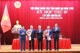 Các đồng chí Thường trực Tỉnh ủy tặng hoa chúc mừng ông Hoàng Phú Hiền và ông Phùng Thành Vinh. (Nguồn: Cổng Thông tin Điện tử tỉnh Nghệ An)
