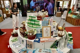 Các sản phẩm OCOP được trưng bày tại hội chợ. (Ảnh: Trần Việt/TTXVN)