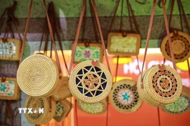 Sản phẩm mây tre tại gian hàng làng nghề thủ công truyền thống tại không gian "Tinh hoa thu Hà Nội". (Ảnh: Khánh Hòa/TTXVN)
