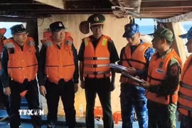 Ban Chỉ huy Bộ đội Biên phòng thành phố Hải Phòng và lực lượng Cảnh sát biển Trung Quốc thống nhất thông qua biên bản bàn giao. (Ảnh: TTXVN phát)