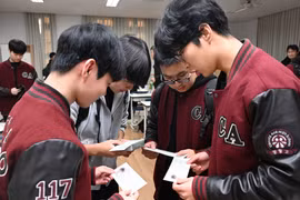 Học sinh kiểm tra thông tin trên thẻ dự thi tại một trường trung học phổ thông ở Seoul, Hàn Quốc. (Ảnh minh họa: Yonhap/TTXVN)