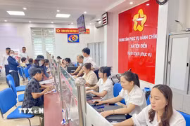 Người dân đến làm thủ tục hành chính tại Trung tâm phục vụ hành chính công xã Nghi Xuân (Hà Tĩnh). (Ảnh: Hữu Quyết/TTXVN)