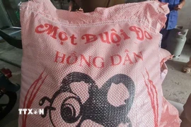Bao gạo trên bao bì ghi “Một buội đỏ”. (Ảnh: Duy Khương/TTXVN)