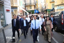 Thủ tướng Phạm Minh Chính và Phu nhân thăm phố cổ Nice. (Ảnh: Dương Giang/TTXVN)